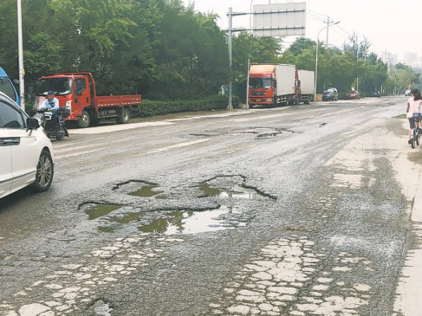下雨积水路面坑洼，如今又濒临断路施工 丰西北里住户外出太难了