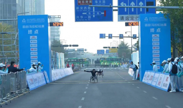 马拉松“双赛同办”：用驱驰解释“残健共融”| 不雅察